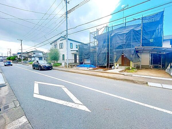 【前面道路】前面道路は約6ｍありますので、駐車やすれ違いがしやすいですね。