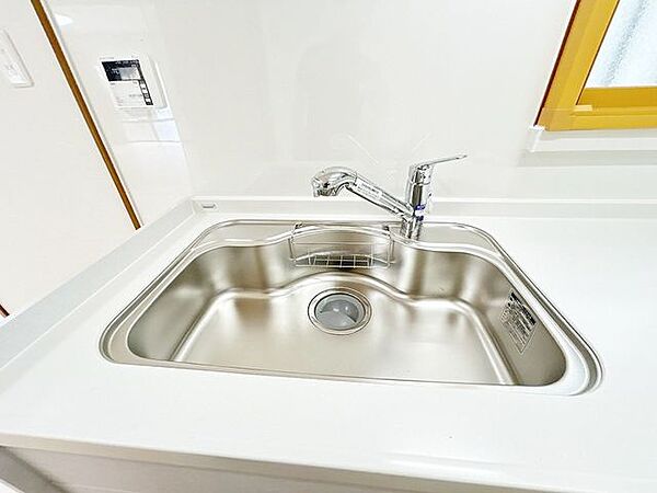 【シンク】新品交換済のキッチンのシンクはサビにくく熱に強いステンレス製です。水はねの音を抑える静音設計で、従来よりもさらに水音が静かになっています。