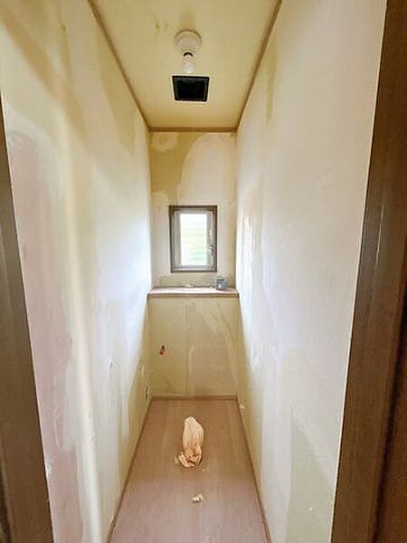 【リフォーム中8/17更新】1階トイレ写真です。新しいトイレに交換予定です。直接肌に触れるところなので設備が新しいと気持ちいいですね。床クッションフロア張替、壁天井クロス張替を行います。