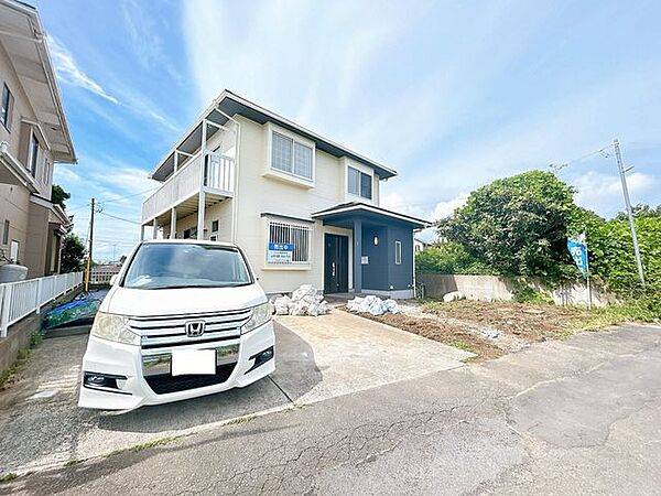 【リフォーム中8/17更新】外観別アングル写真です。樹木伐採、門塀フェンス解体しました。土目部分（道路側1ｍ部分）は土間コンクリート打ちして砕石敷き込み予定です。