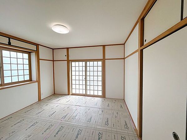 【リフォーム中8/17更新】2階和室写真です。畳撤去して床フローリング張り、クロス張替え、LED照明交換予定です。