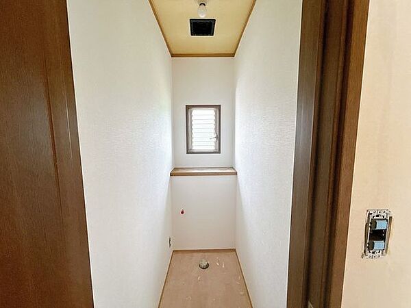 【リフォーム中8/17更新】2階トイレ写真です。新しいトイレに交換予定です。直接肌に触れるところなので設備が新しいと気持ちいいですね。床クッションフロア張替、壁天井クロス張替を行います。