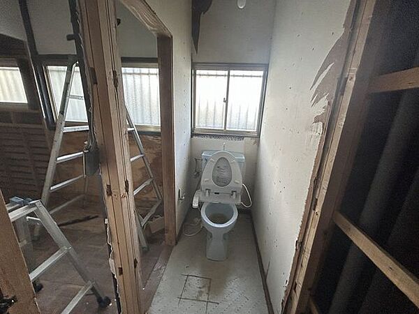 【リフォーム中8/9更新】1階トイレ写真です。新しいトイレに交換予定です。直接肌に触れるところなので設備が新しいと気持ちいいですね。床クッションフロア張替、壁天井クロス張替を行います。