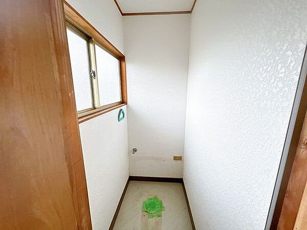 【リフォーム中8/9更新】2階トイレ写真です。2階トイレも新しいトイレに交換予定です。直接肌に触れるところなので設備が新しいと気持ちいいですね。床クッションフロア張替、壁天井クロス張替を行います。