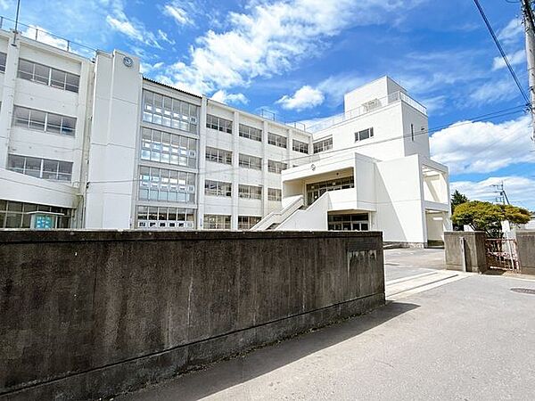 土浦第二中学校まで約800m（徒歩10分）