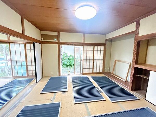 【リフォーム中8/9更新】1階和室（8畳）写真です。畳交換、クロス張替え、LED照明交換予定です。