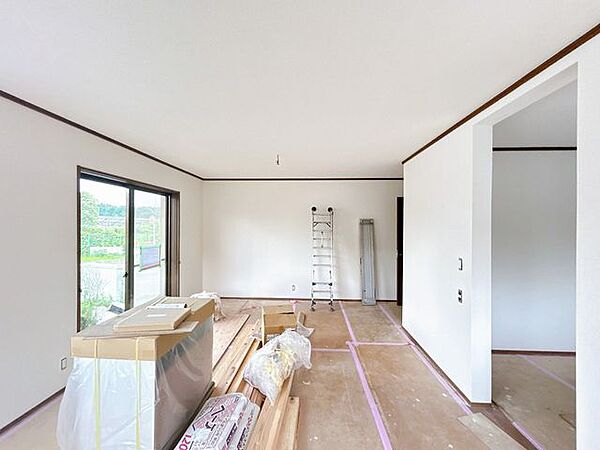 【リフォーム中8/23更新】リビング別アングル写真です。床フローリング張り、クロス張替え、LED照明交換作業中です。