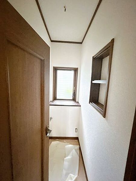 【リフォーム中8/23更新】1階トイレ写真です。新しい温水洗浄機能付きトイレに交換予定です。直接肌に触れるところなので設備が新しいと気持ちいいですね。