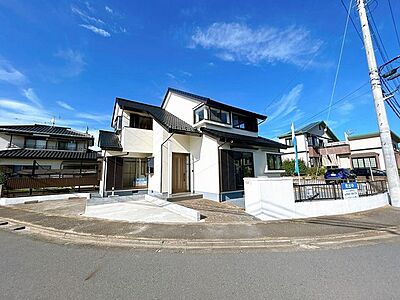 外観：価格には消費税を含みます。自社物件につき随時ご案内可能。内覧希望の方はお電話ください。【リフォーム済】外観写真です。外壁塗装、駐車スペース拡張、敷地内整地（砕石敷き込み等）済。