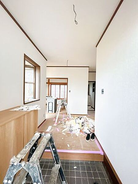 【リフォーム中8/23更新】玄関ホール写真です。床フローリング張り、クロス張替え、LED照明交換作業中です。