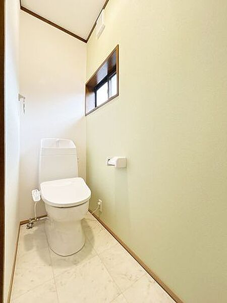 【リフォーム済】2階トイレ。新しい温水洗浄機能付きトイレに交換いたしました。おうちにトイレが2つあれば、順番待ちのイライラも解消ですね。床クッションフロア張替、壁天井クロス張替を行いました。