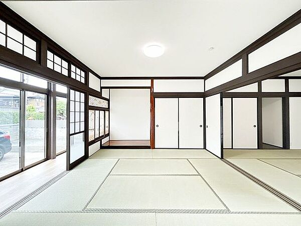 【リフォーム済】1階南西8帖和室。風通しがよく南側で日の当たるお部屋です。収納スペースもばっちりございます。畳、ふすま、障子、クロスはすべて張替を行いました。