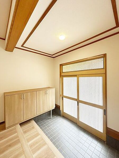 【リフォーム済】玄関ホール。シューズボックスは新しく交換しました。ローボードは収納力はもちろん、上部には小物もおくことができ玄関空間をアレンジできますね。