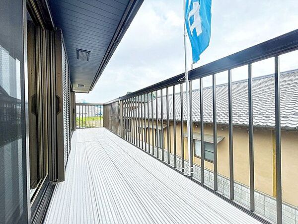 【リフォーム済】西側ベランダ。南向きで日が当たるのでお天気のいい日に洗濯物を気持ちよく干すことができます。床を塗装し、綺麗に仕上がりました。
