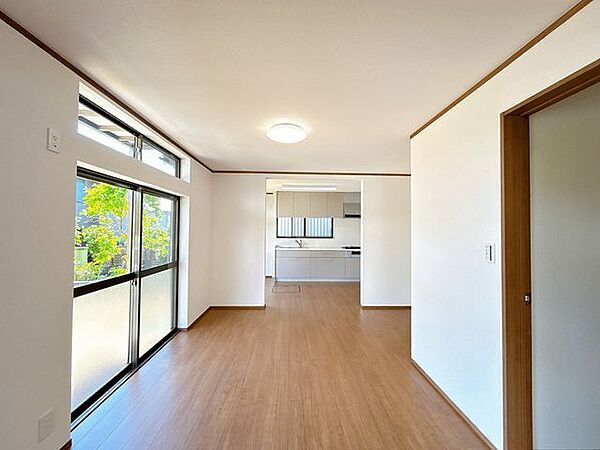 【リフォーム済】和室変更後のリビングダイニングキッチンは合わせて約13帖です。お好きな家具を置けば家族団欒で過ごせる空間となります。床フローリング張り、天井壁クロス張替を行いました。