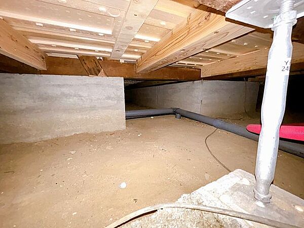 【リフォーム済】中古住宅の3大リスクである、雨漏り、主要構造部分の欠陥や腐食、給排水管の漏水や故障を2年間保証します。その前提で床下まで確認し、シロアリの被害調査と防除工事も行いました。