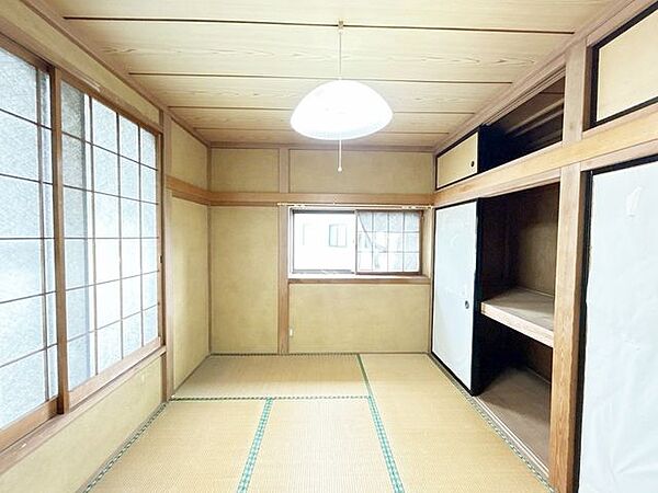 【リフォーム中】2階約7帖洋室変更予定。ベランダにつながる洋室です。主寝室にもおすすめです。窓が大きく日がよく入ります。床フローリング仕上げ、天井壁クロス張替えを行います。