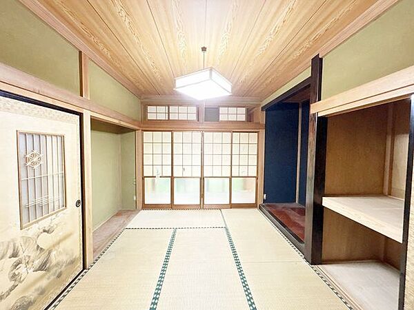 【リフォーム中】1階和室。畳、ふすま、障子、クロスはすべて張替を行います。リビングと隣接しているので、ふすまを開ければ親戚やお客様がたくさん来たときにも便利なお部屋です。