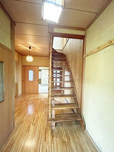 【リフォーム中】1階廊下・階段。会談には手すりを増設いたしますので、お子様やご高齢の方の上り下りも安心ですね。