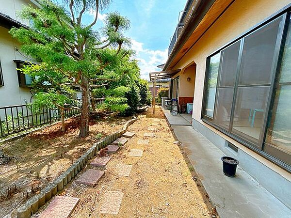 【リフォーム中】庭。家庭菜園やガーデニングはいかがですか。（ただし土の入れ替え等が必要となる場合があります）