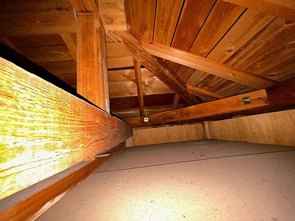 【リフォーム中】中古住宅の3大リスクである、雨漏り、主要構造部分の欠陥や腐食、給排水管の漏水や故障を2年間保証します。その前提で床下まで確認し、シロアリの被害調査と防除工事も行います。