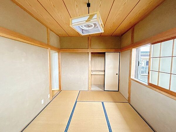 【期間限定現況販売】2階南東側の和室です。2面採光で日当たり通風良好です。