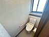 トイレ：【リフォーム中】2階トイレ。新しい温水洗浄機能付きトイレに交換いたします。おうちにトイレが2つあれば、順番待ちのイライラも解消ですね。床クッションフロア張替、壁天井クロス張替を行います。