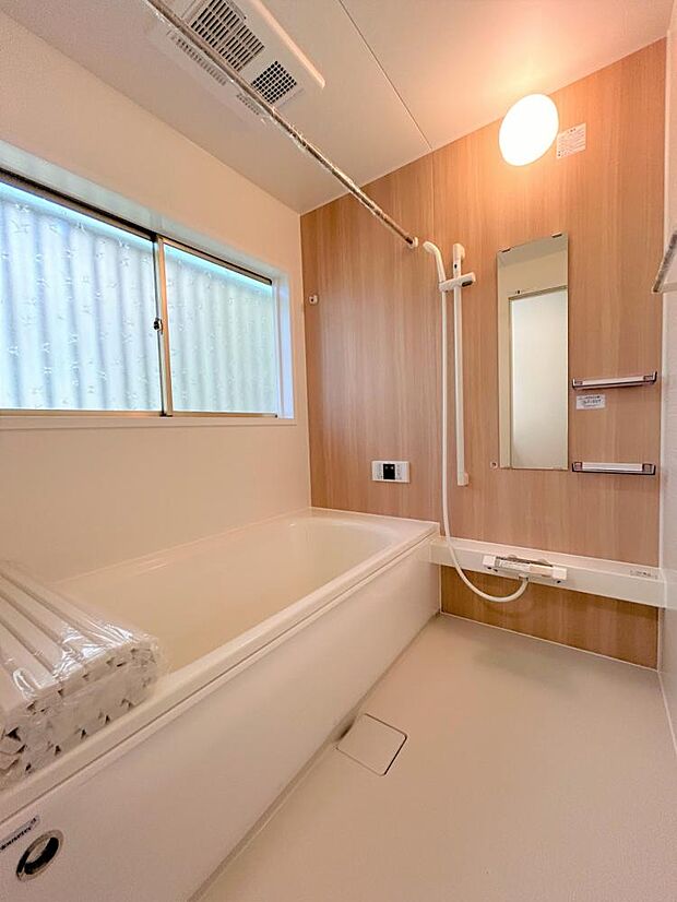 【リフォーム済】浴室写真。ハウステック製の新品ユニットバスに交換しております。床は水はけがよく汚れが付きにくい加工がされているのでお掃除ラクラクです。