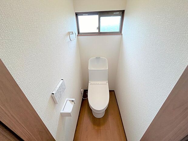 【リフォーム完了】トイレは温水洗浄機能付きに新品交換しました。表面は凹凸がないため汚れが付きにくく、継ぎ目のない形状でお手入れが簡単です。節水機能付きなのでお財布にも優しいですね。