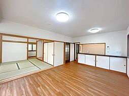 下妻市砂沼新田　戸建て 4LDKのリビング/ダイニング