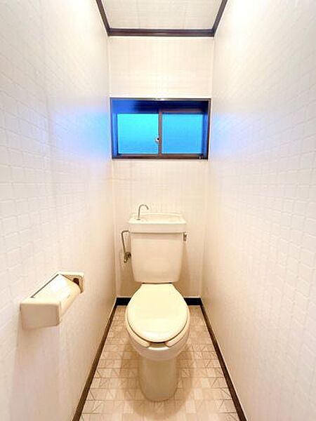 【リフォーム中　8/16更新】2階トイレ写真。トイレ新品交換、クロス張替、照明交換等行います。