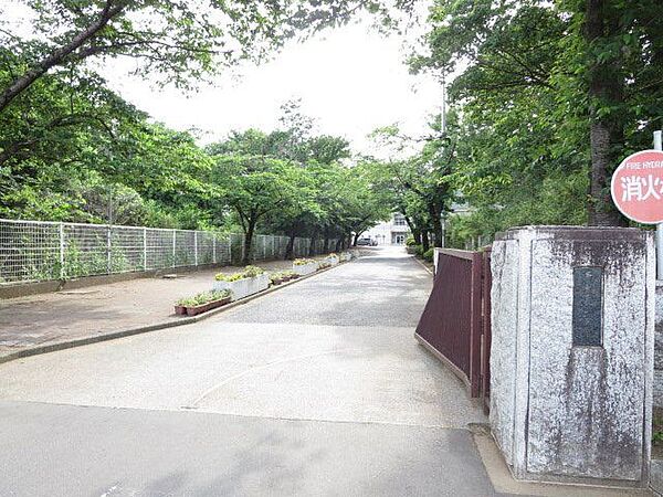 古河第二中学校まで約2.4km 2400m