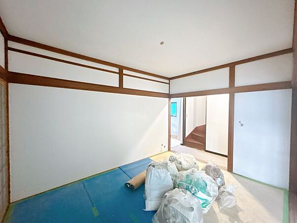 【リフォーム中　8/16更新】1階和室写真。こちらのお部屋は洋室に変更いたします。クロス張替、フローリング張、照明交換行い、西側の和室との間は壁に変更します。隣のリビングとつなげて使うこともできます。