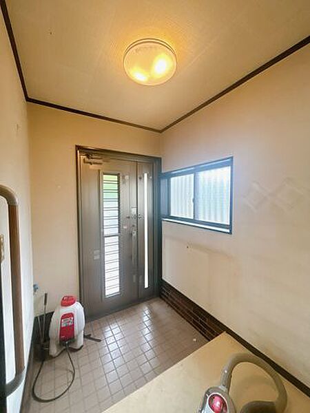 【リフォーム中　8/16更新】玄関内部写真。クロス張替、照明交換等行います。