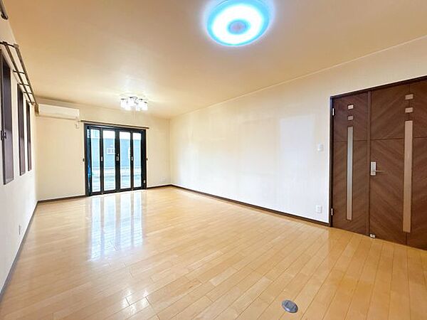 【現況販売】リビングの写真です。約15帖のLDKで対面キッチンのおうちです。部屋の動線や家具の配置に困らなくていいですね。
