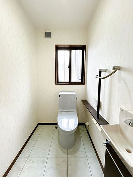 【現況販売】1階トイレの写真です。ちょっとした収納もありますので、空間を便利にお使いいただけます。