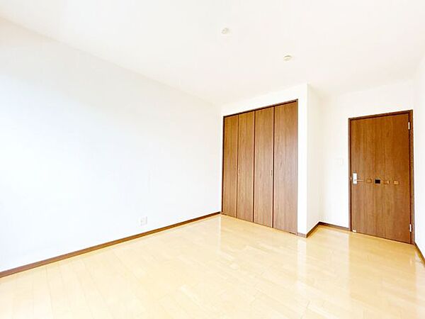 【現況販売】2階南側洋室の写真です。