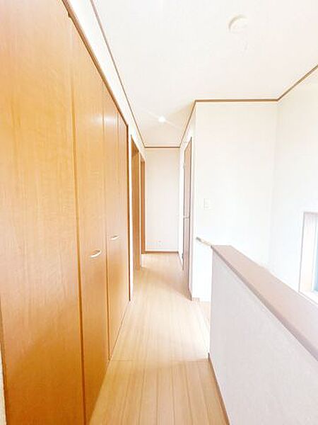 【現況販売】2階廊下写真です。廊下に収納スペースもございます。残置物は撤去致しました。