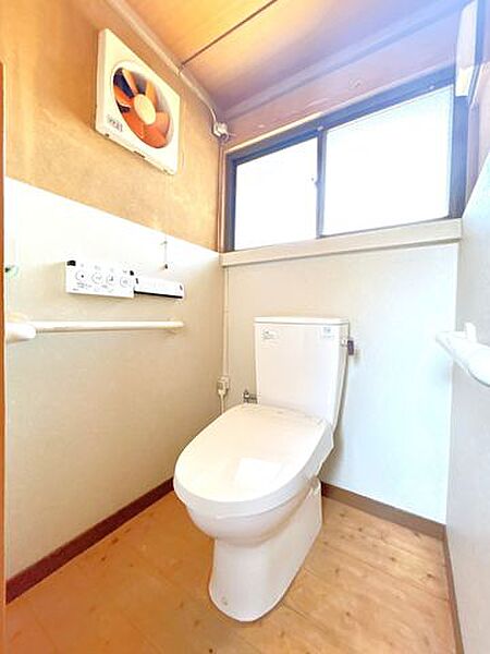 【9月21日まで現況販売】1階トイレの写真です。