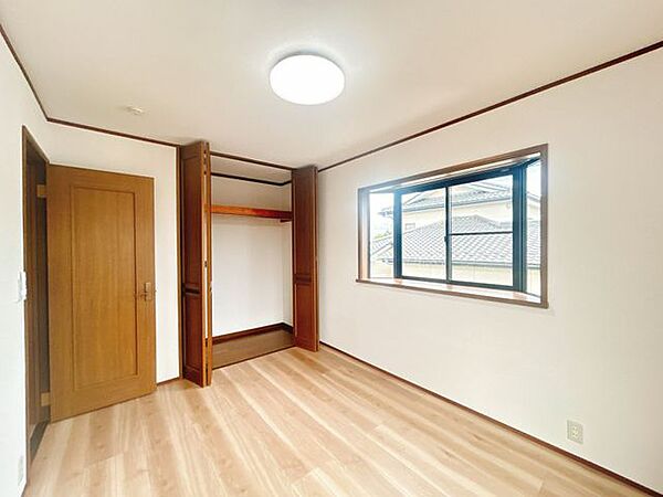 【リフォーム完成】2階東側洋室写真。フローリング重ね張、クロス張替、照明交換等行いました。新品システムキッチン交換済み。収納スペースも充実しており、お料理が楽しくなる空間です。