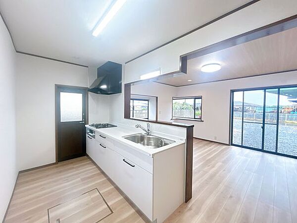 【リフォーム完成】リビング写真。クロス張替、フローリング重ね張、建具交換、照明交換等行いました。対面キッチンなのでご家族ですごしやすいお部屋です。