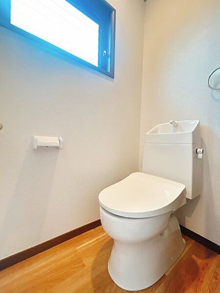【リフォーム完成】トイレはジャニス工業製の温水洗浄機能付きに新品交換しました。キズや汚れが付きにくい加工が施してあるのでお手入れが簡単です。直接肌に触れるトイレは新品が嬉しいですよね。