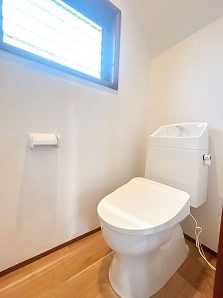 【リフォーム完成】2階トイレ写真。トイレは新品交換し、クロス張替、照明交換等行いました。おうちにトイレが2つあれば、順番待ちのイライラも解消ですね。