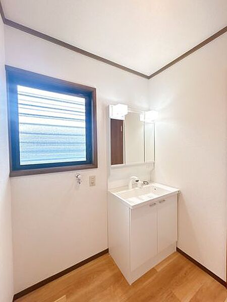 【リフォーム完成】洗面化粧台は三面鏡タイプを採用しました。収納付きで、毎日の身支度もスムーズに行えます。