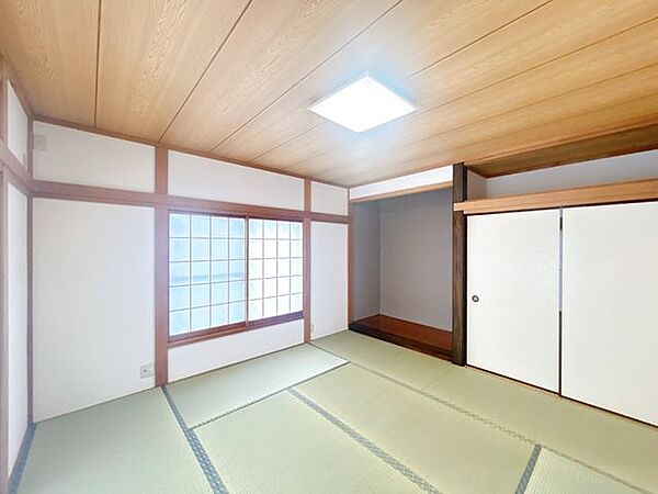 【リフォーム完成】1階和室写真。畳表替え、襖・障子張替、照明交換等行いました。来客時は玄関側からすぐお通しできるので、客間としてもお使いいただけます。