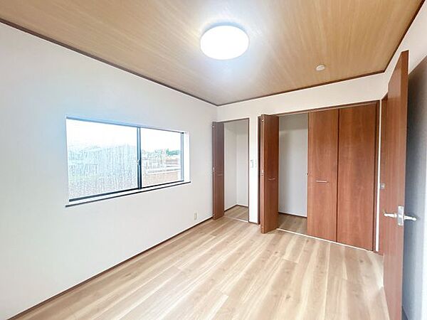 【リフォーム完成】2階西側洋室写真。和室から洋室に変更しました。フローリング重ね張、クロス張替、照明交換等行いました。
