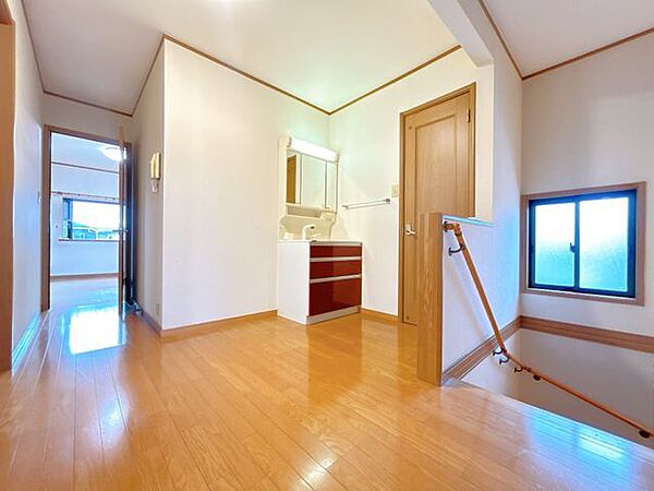 【9月28日まで現況販売】2階廊下写真。室内の各部屋へスムーズにアクセスできる廊下です。生活空間をつなぐ大切なスペースとして活躍します。