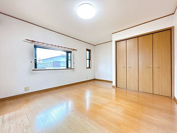 【9月28日まで現況販売】西側9帖洋室写真。9帖のゆとりある洋室です。ベッドや家具を配置してもゆとりがあり、主寝室としても利用できます。