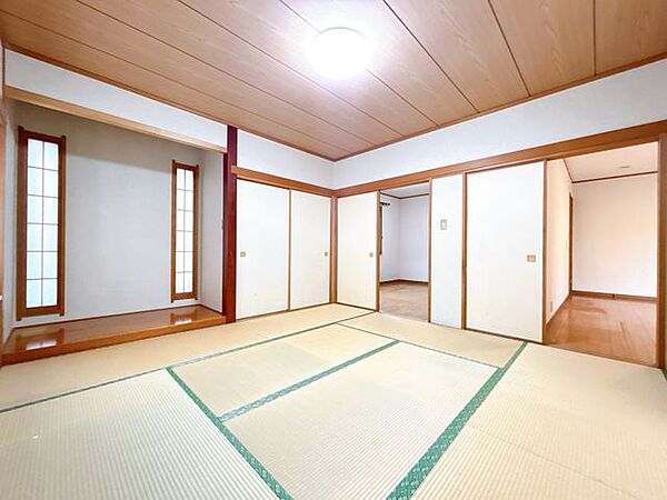 【9月28日まで現況販売】1階8帖和室写真です。い草の香りを感じられる落ち着いた和室です。客間としてはもちろん、お子様の遊び場やくつろぎの空間としても活用できます。
