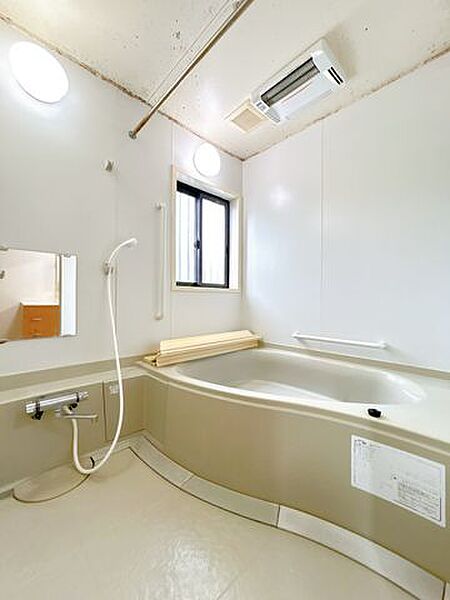 【9月28日まで現況販売】浴室写真です。1坪サイズでゆったりとした浴槽を備えた浴室です。一日の疲れを癒やせる空間で、ご家族皆さまに快適にお使いいただけます。